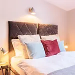 No 8 Bed & Bar Hotel