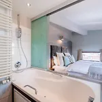 No 8 Bed & Bar Hotel 3*