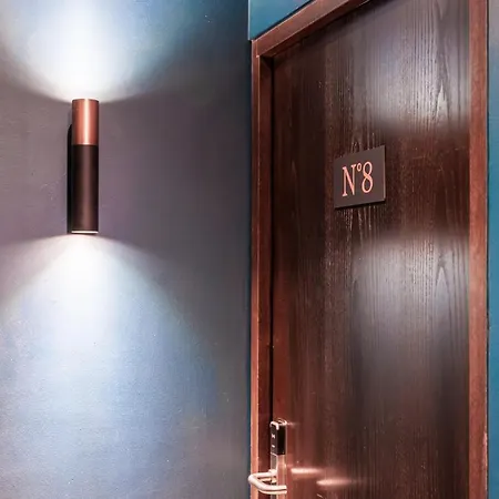 No 8 Bed & Bar Hotel