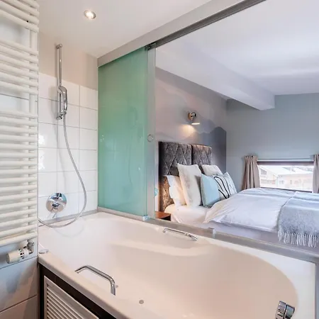 No 8 Bed & Bar Hotel 3*