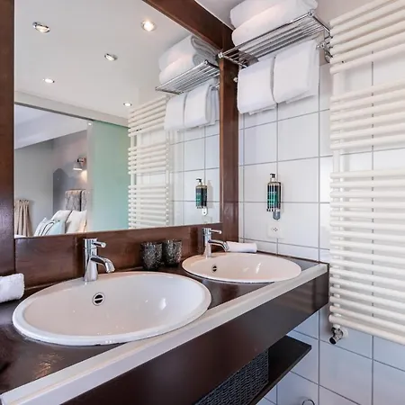 No 8 Bed & Bar Hotel