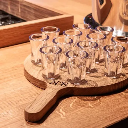 酒店 No 8 Bed & Bar 3*