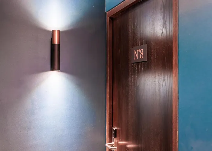 No 8 Bed & Bar Отель