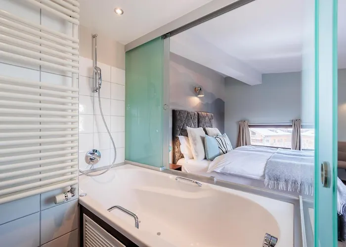 No 8 Bed & Bar Отель 3*
