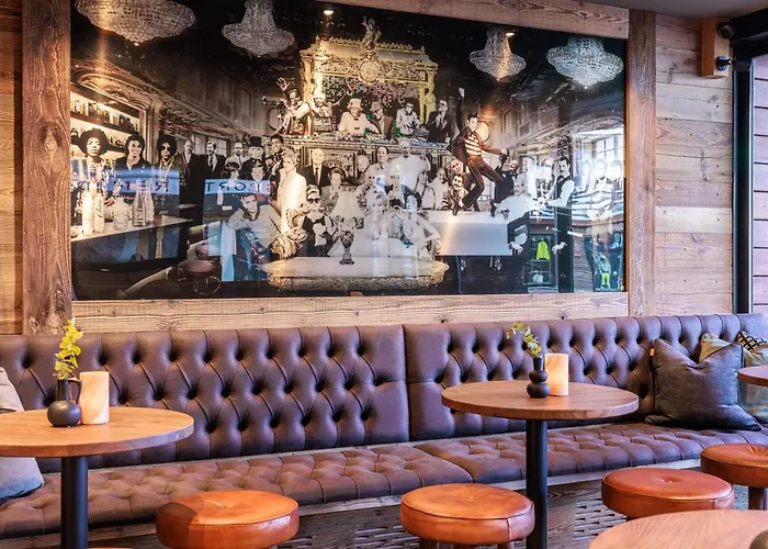 Отель No 8 Bed & Bar