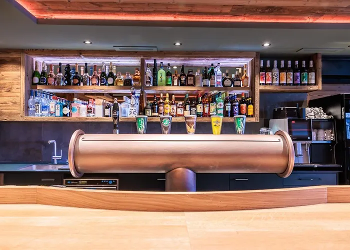 Отель No 8 Bed & Bar