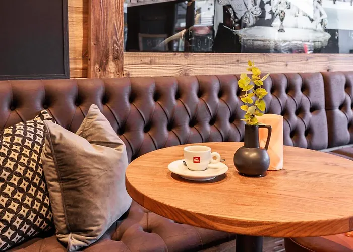 Отель No 8 Bed & Bar 3*