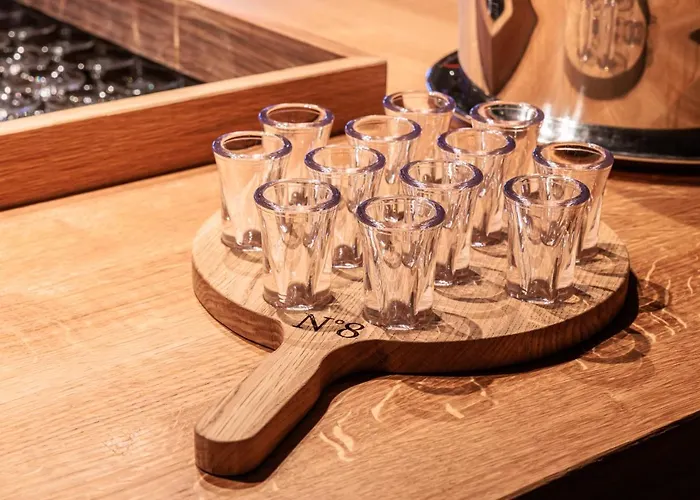 Отель No 8 Bed & Bar 3*