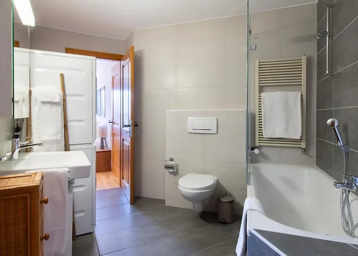 No 8 Bed & Bar Отель 3*