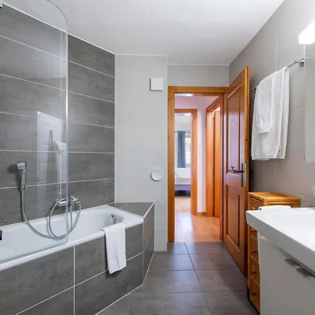 No 8 Bed & Bar Hotel